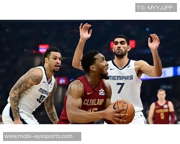 米切尔全场表现出色砍下33分助球队赢得胜利成为比赛关键人物