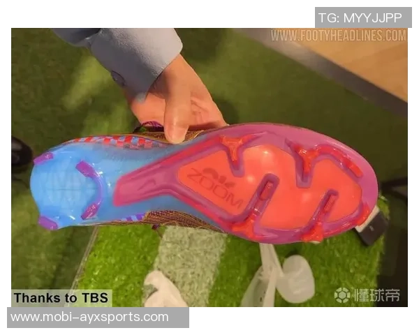 姆巴佩全新签名战靴曝光280欧元金属银与梅子日食配色引发热议